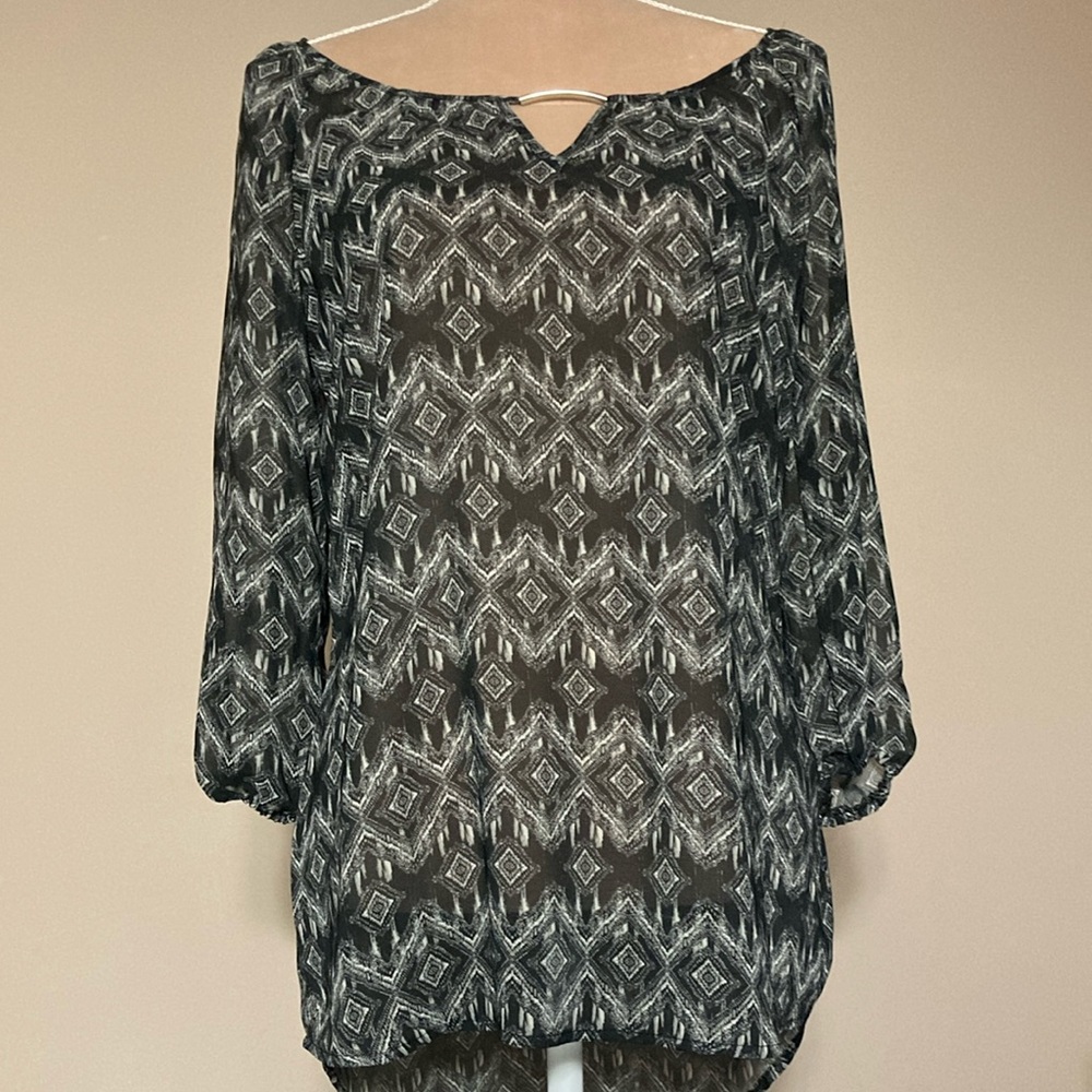 ⭐️⭐️Unique Spectrum Black & Silver 3/4 Sleeve Sheer Graphic Blouse - size Small